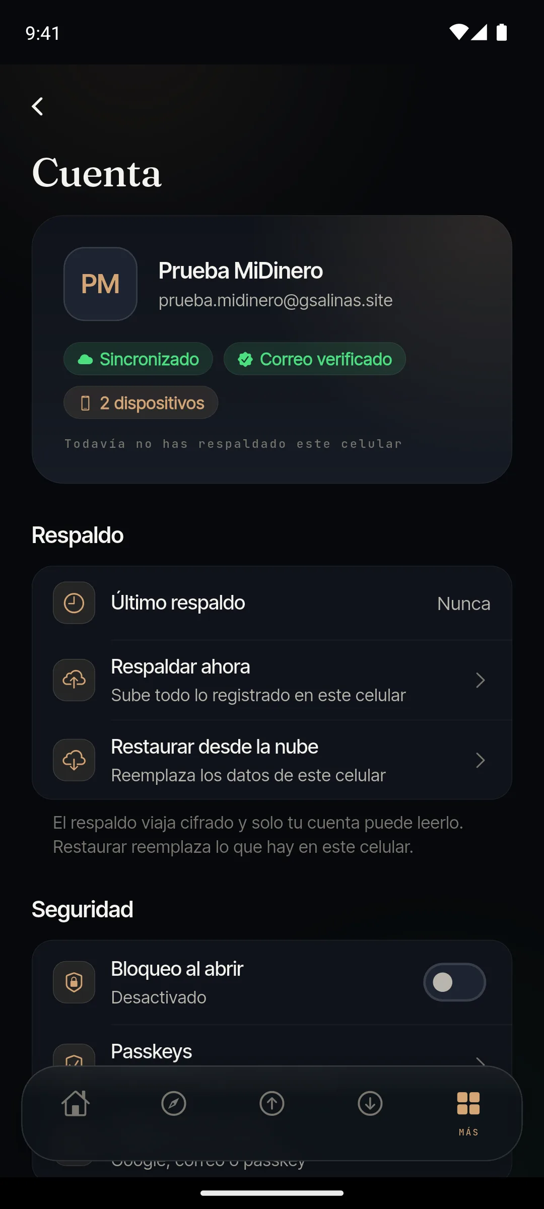 Pantalla Cuenta: perfil del usuario de prueba con estados «Sincronizado», «Correo verificado» y «2 dispositivos», sección Respaldo con «Último respaldo», «Respaldar ahora» y «Restaurar desde la nube», y sección Seguridad con «Bloqueo al abrir» y Passkeys.