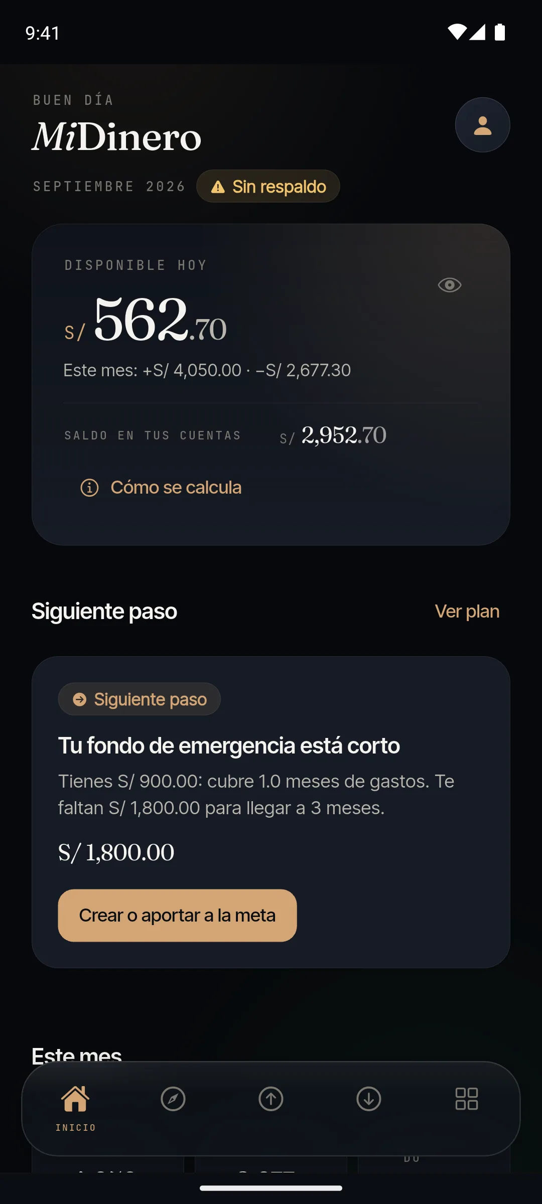 Pantalla Inicio de MiDinero: saludo, mes en curso, tarjeta «Disponible hoy» con la cifra del mes, ingresos y gastos, saldo en tus cuentas y «Cómo se calcula», y la tarjeta «Siguiente paso» que propone completar el fondo de emergencia. Datos de demostración.