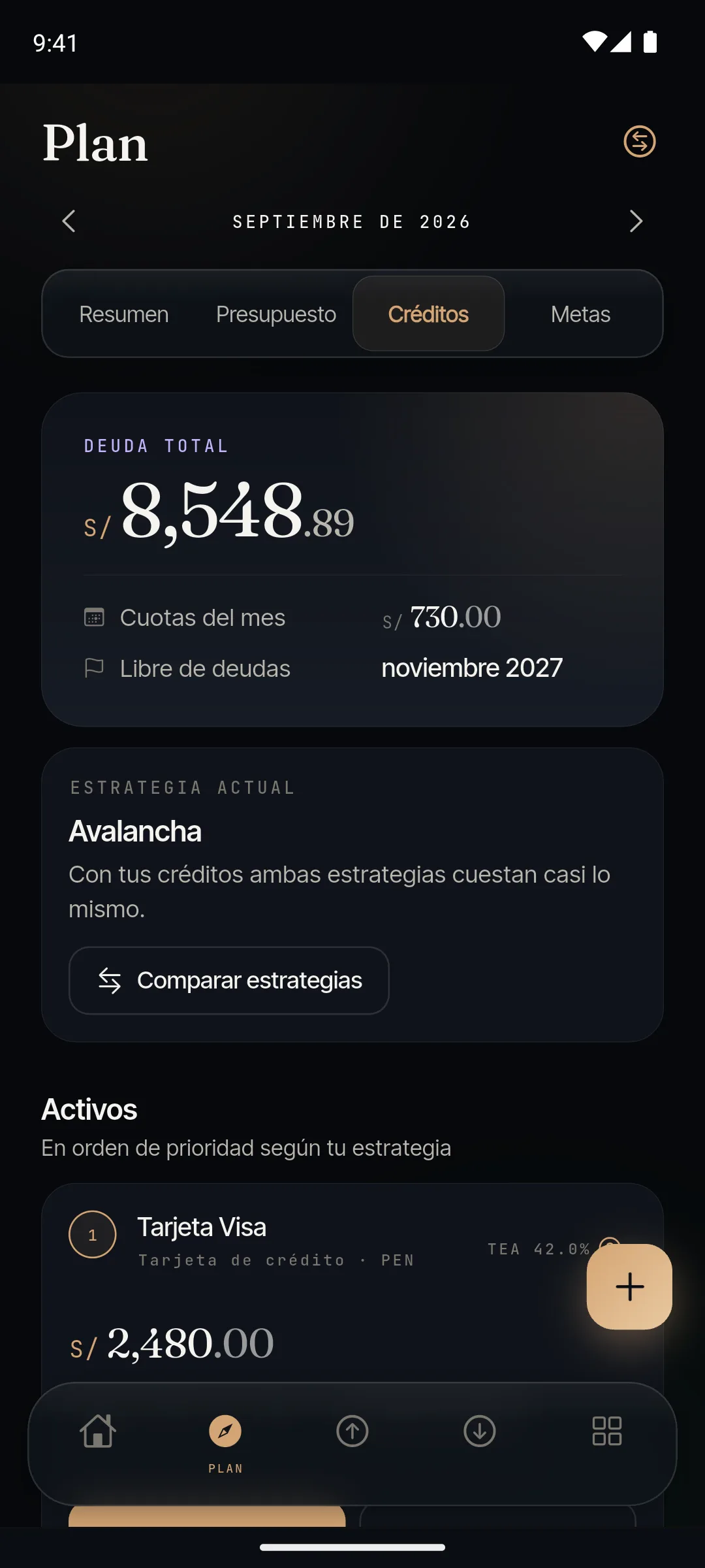 Pestaña Créditos de Plan: deuda total, cuotas del mes, fecha estimada libre de deudas, estrategia actual Avalancha con «Comparar estrategias» y la lista de créditos activos en orden de prioridad, empezando por una tarjeta.